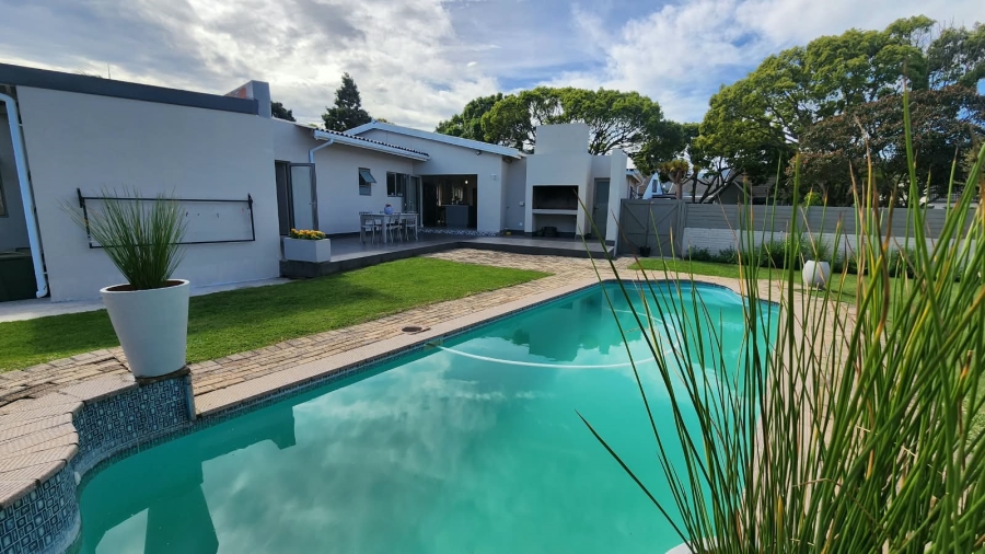 4 Bedroom Property for Sale in Loerie Park Western Cape